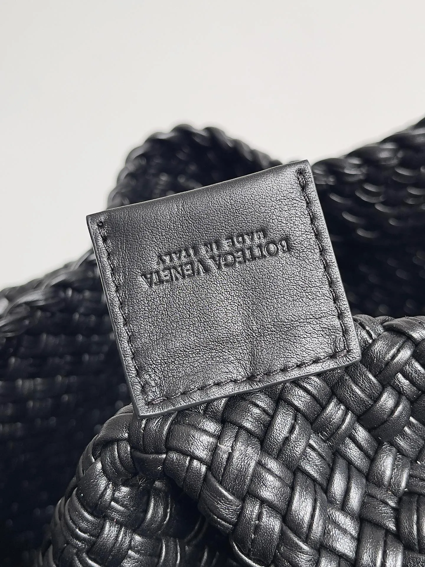 Batch 5960 BV collectible small woven handbags are really YYDS!! Bottega Veneta’s most classic small woven handbags are back! ! We use the highest quality leather with the highest craftsmanship❤️ to create the most expensive works. We have created the original Intrecciato leather weaving process❤️ This unique traditional exclusive leather weaving method has not only become our logo but also reflects the time-consuming and labor-intensive craftsmanship of our products❤️ The new TOSCA handbag must be a selection worth collecting🆕⚠️⚠️Babies, malachite can be sold separately and can be assembled by yourself Style number: 716974 Size: 27*9*18cm